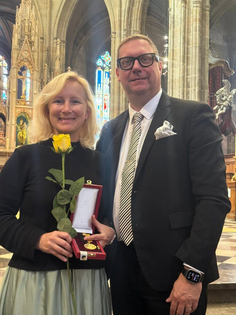 Předání medaile sv. Ludmily za zásluhy o církevní školství.