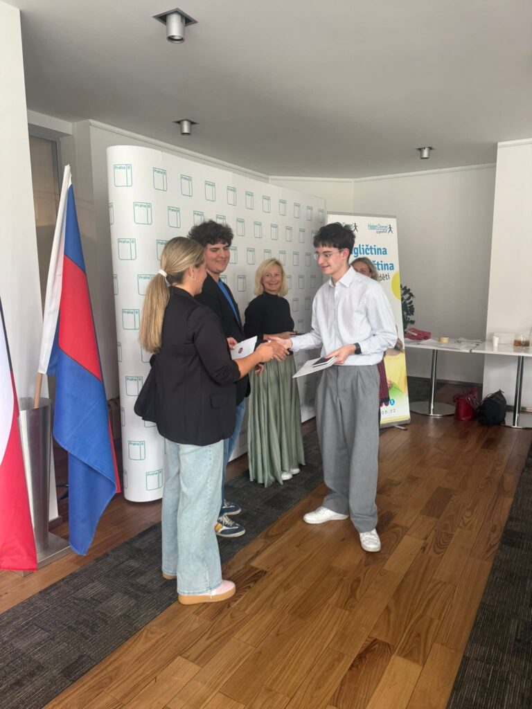 Předávání certifikátů z angličtiny absolventům jazykové školy Helen Doron Global na Praze 6
