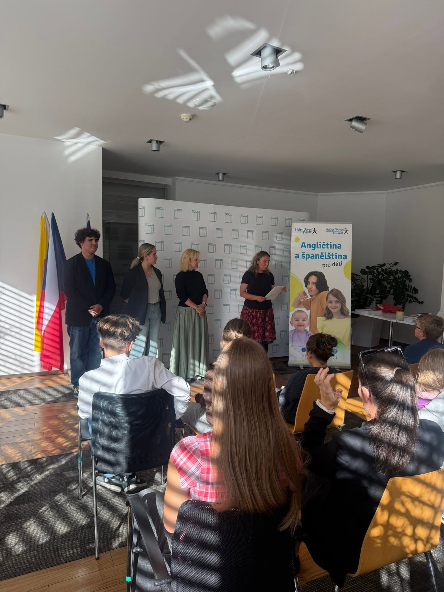 Předávání certifikátů z angličtiny absolventům jazykové školy Helen Doron Global na Praze 6