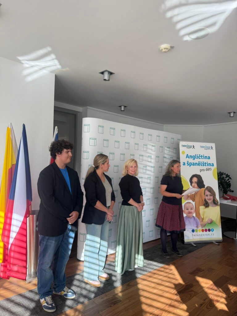 Předávání certifikátů z angličtiny absolventům jazykové školy Helen Doron Global na Praze 6